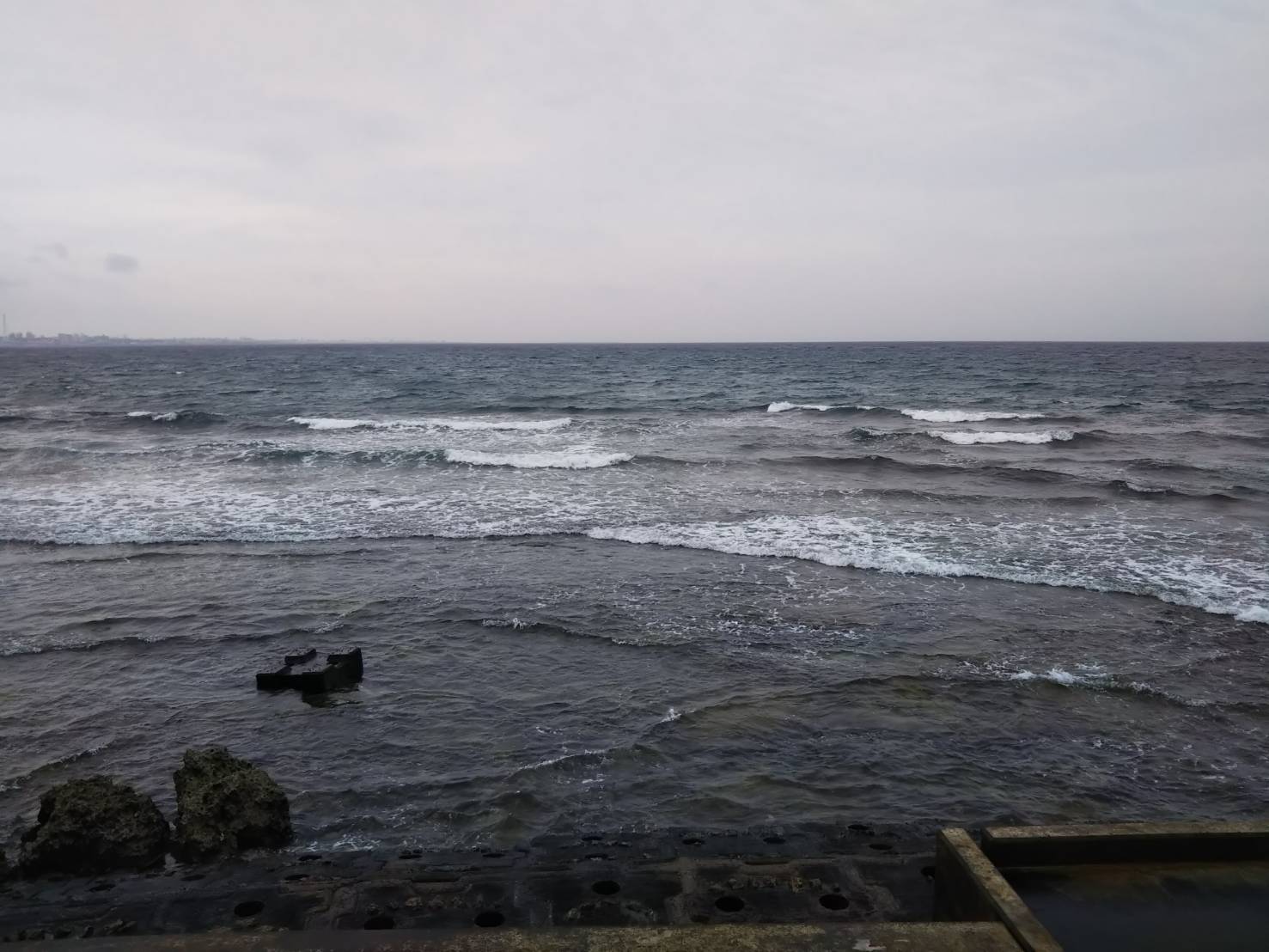 沖縄の海（悪天候によりどんより色の海）