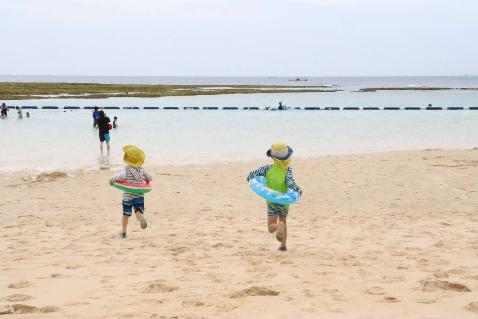 海水浴（子供たちがはしゃいで海へダッシュ）