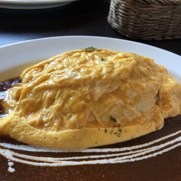 地元の洋食屋さんでランチに出たオムライス（割った後）とても美味しそう