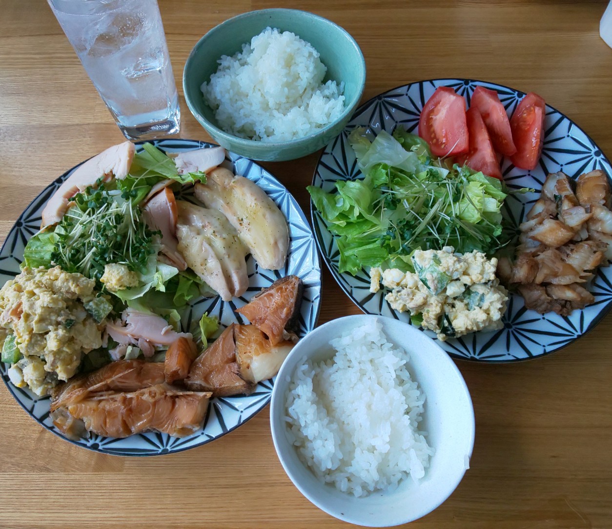 永岡家―夏休みは少し凝った手料理を（野菜サラダと蒸し鶏・トマト・焼き魚）