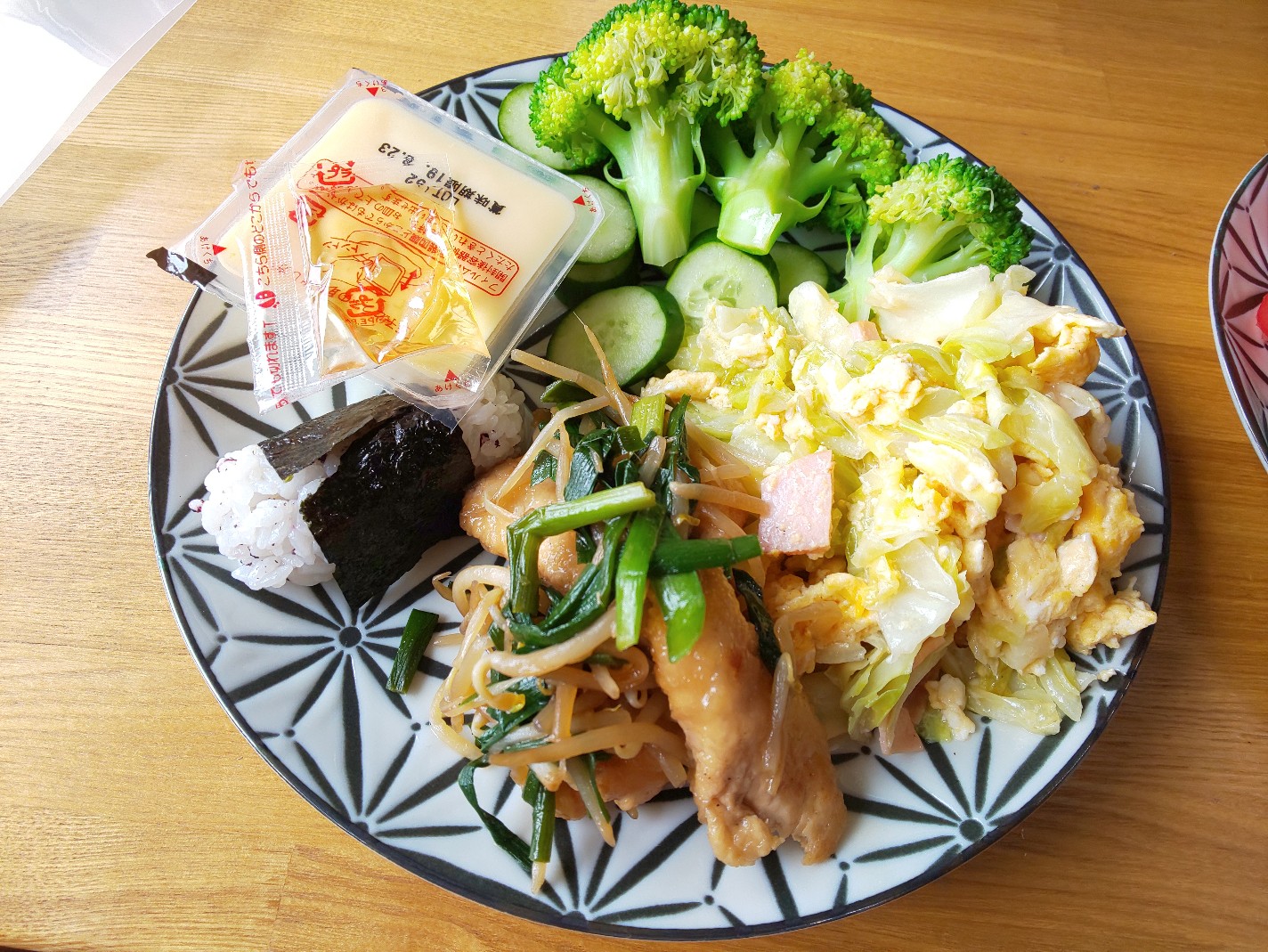 永岡家―夏休みは少し凝った手料理を（野菜サラダとおにぎりと野菜肉炒め）