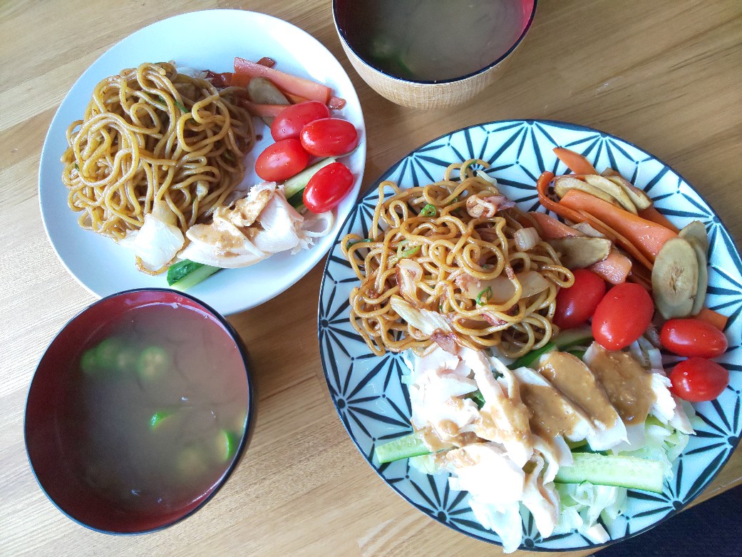 永岡家―夏休みは少し凝った手料理を（蒸し鶏・プチトマト・焼きそば・お吸い物）